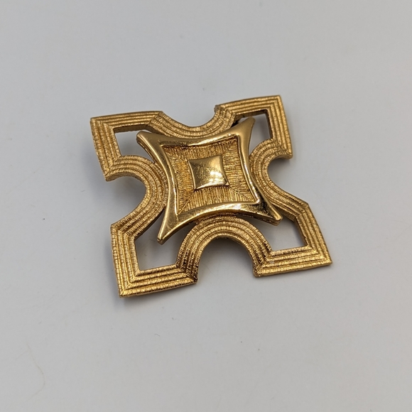 Beautiful Elegant Vintage Cross Style Brushed Polished Gold Tone Monet Brooch - Picture 3 of 8